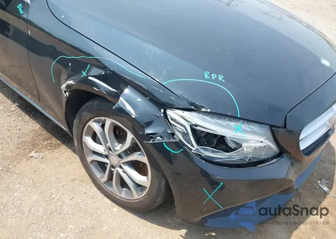 2017 Mercedes-Benz C 300 4Matic/Luxury 4Matic/Sport 4Matic z USA, uszkodzony, nr VIN 55SWF4KB3HU198387